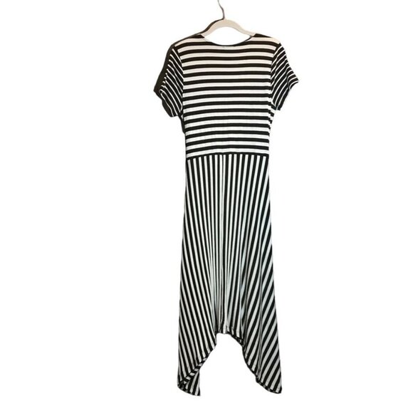 Venus Striped Short Sleeve Tie Front Dress in Black White - Size Medium * - Picture 2 of 3
